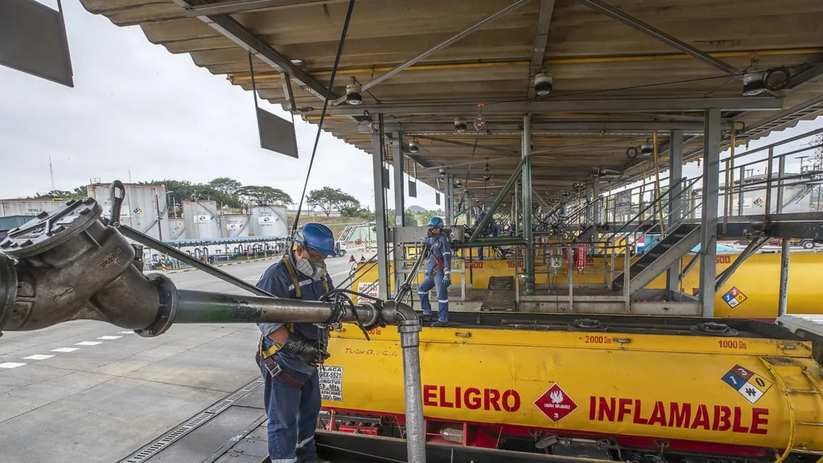 Tanqueros reciben los combustibles para llevarlos a las gasolineras.
