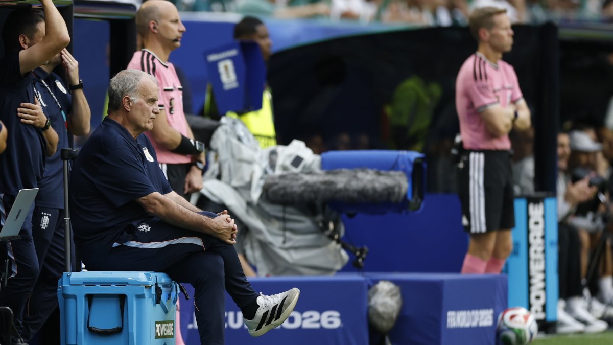 El seleccionador de Uruguay, Marcelo Bielsa, observa el partido por grupo H del Mundial de la FIFA 2026 ante Arabia Saudi en el estadio Hard Rock en Miami.