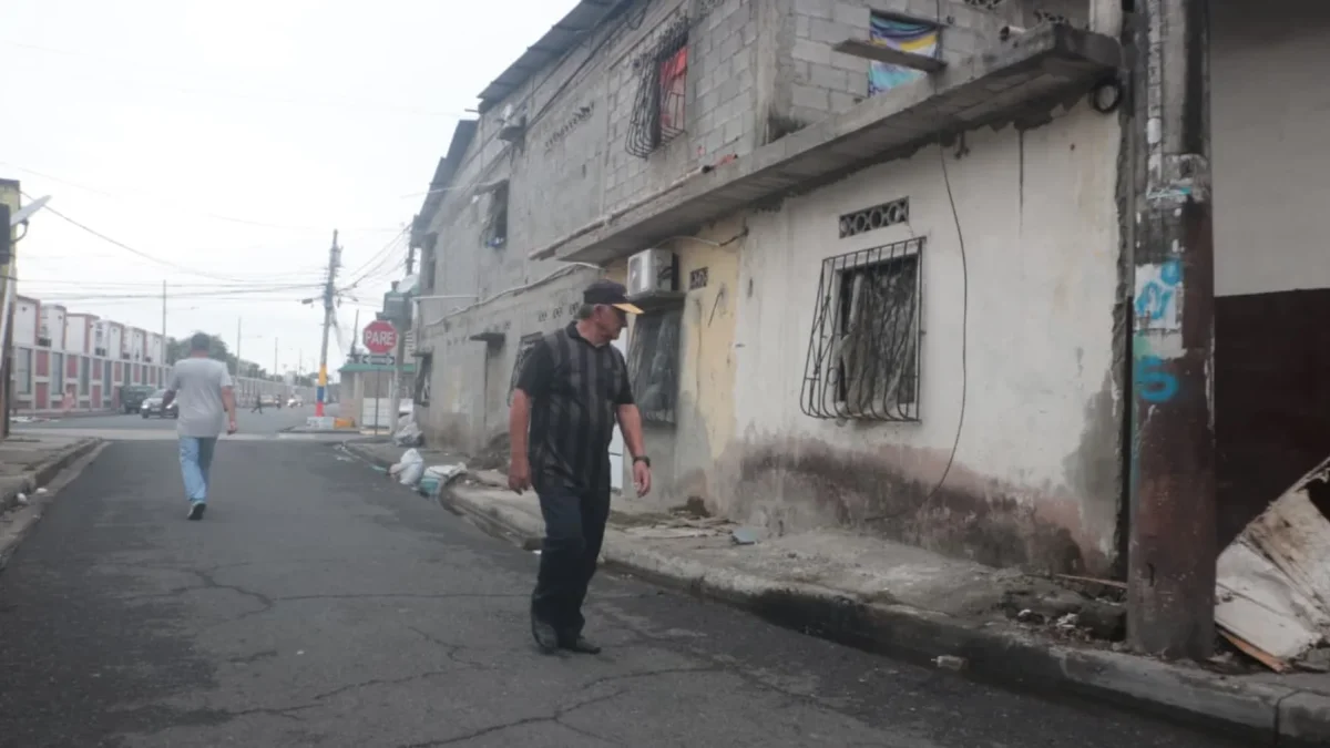 Agentes de la Policía Nacional encontraron dos cuerpos calcinados y amarrados a un poste de alumbrado público.