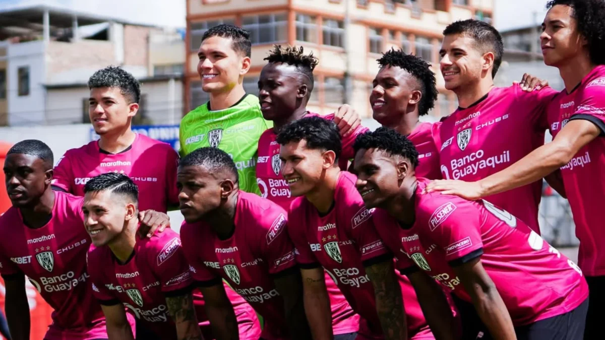 La plantilla de Independiente del Valle posa previo al inicio de un encuentro oficial.