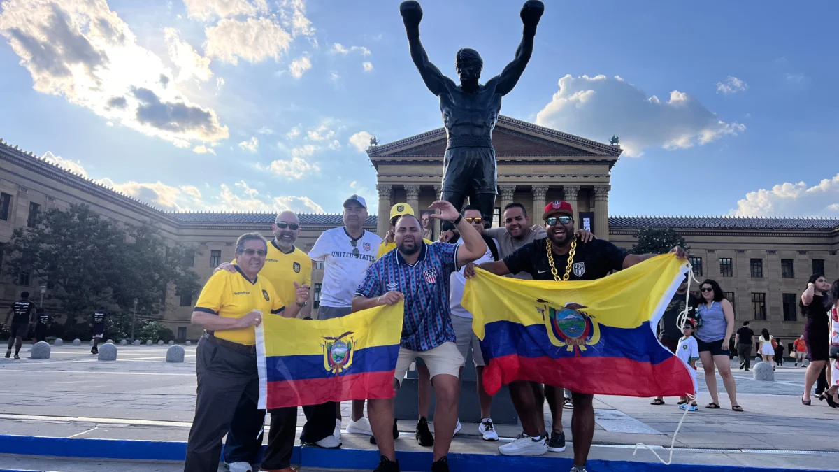 Carlos Chávez posa junto a su padre y amigos en las escalinatas de Rocky, punto de encuentro tricolor en Filadelfia. El grupo viajó desde Miami para acompañar a Ecuador en el Mundial 2026.