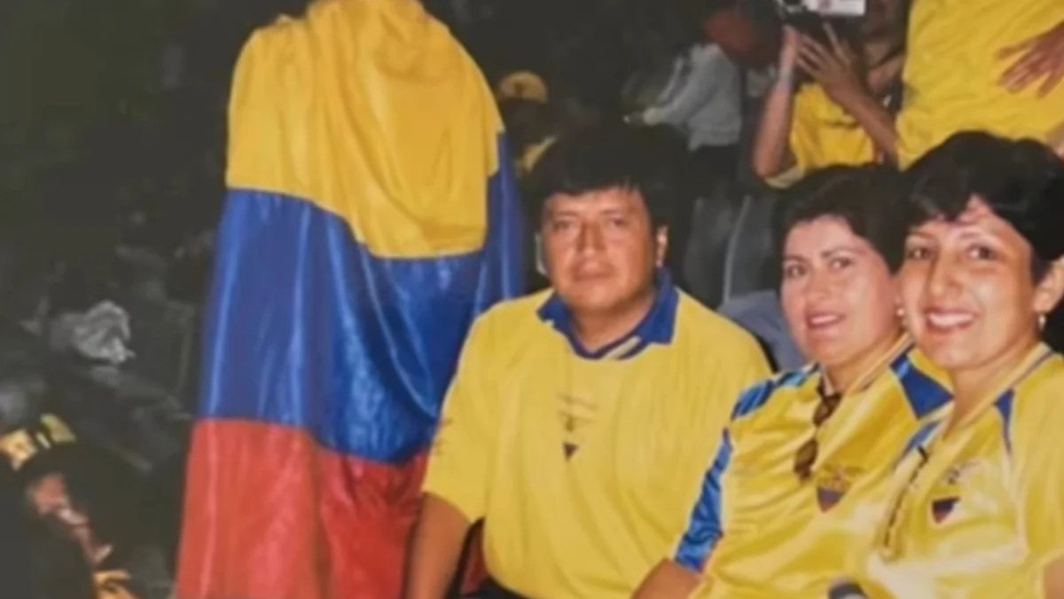 María José Pinargote, ubicada en el centro de la imagen, junto a otros aficionados ecuatorianos durante un partido del Mundial.