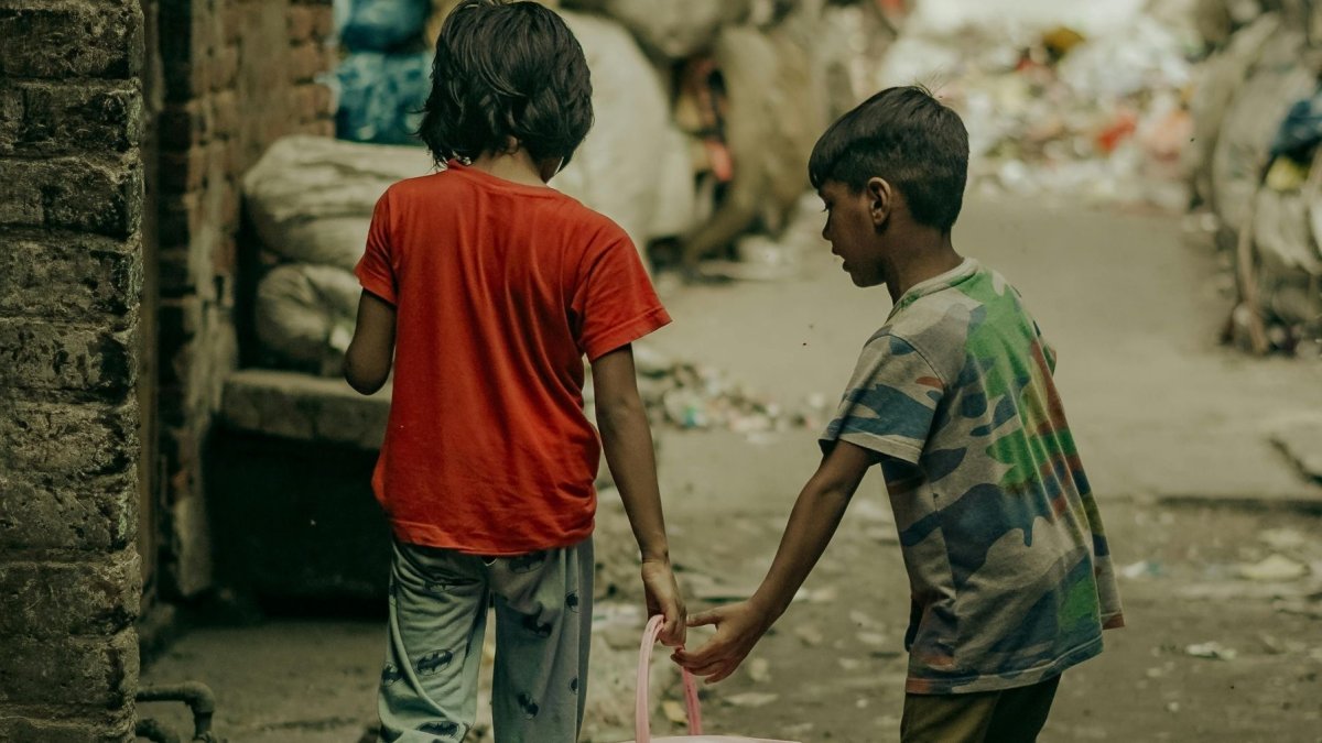 Más de 450.000 menores no constan en el sistema educativo, una brecha que expertos vinculan con problemas sociales acumulados desde la pandemia.