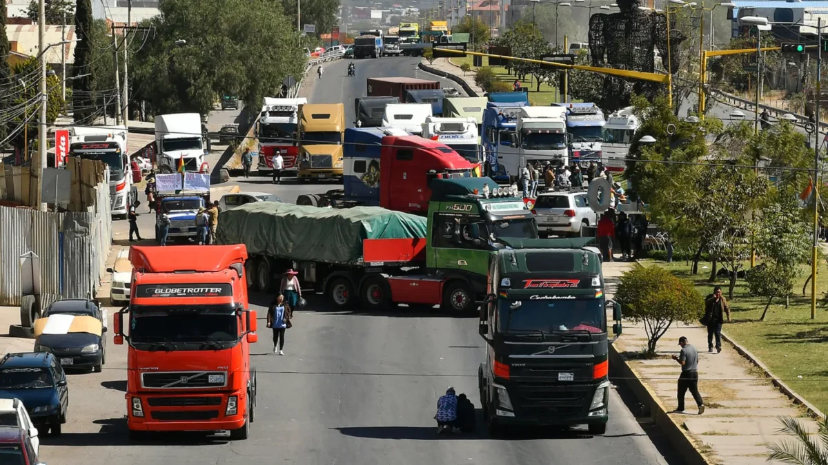 Vehículos en una caravana de transportistas para exigir el levante de los bloqueos de carreteras este 15 de junio de 2026, en Cochabamba (Bolivia).