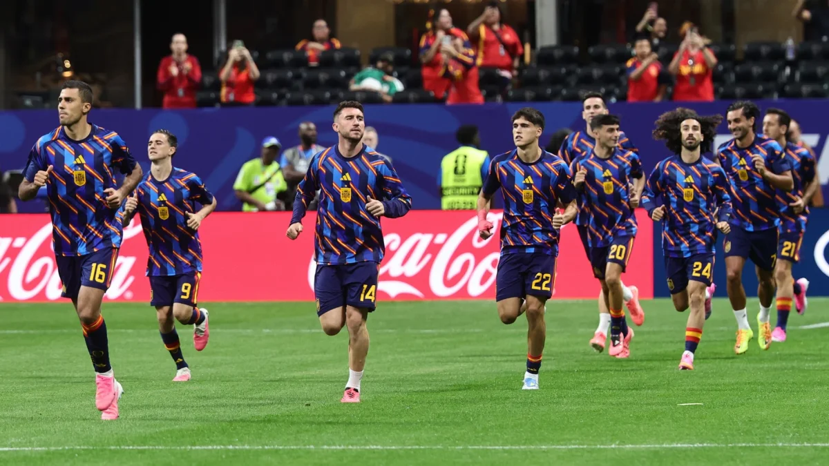 Los jugadores españoles salen a calentar en el Estadio Atlanta.