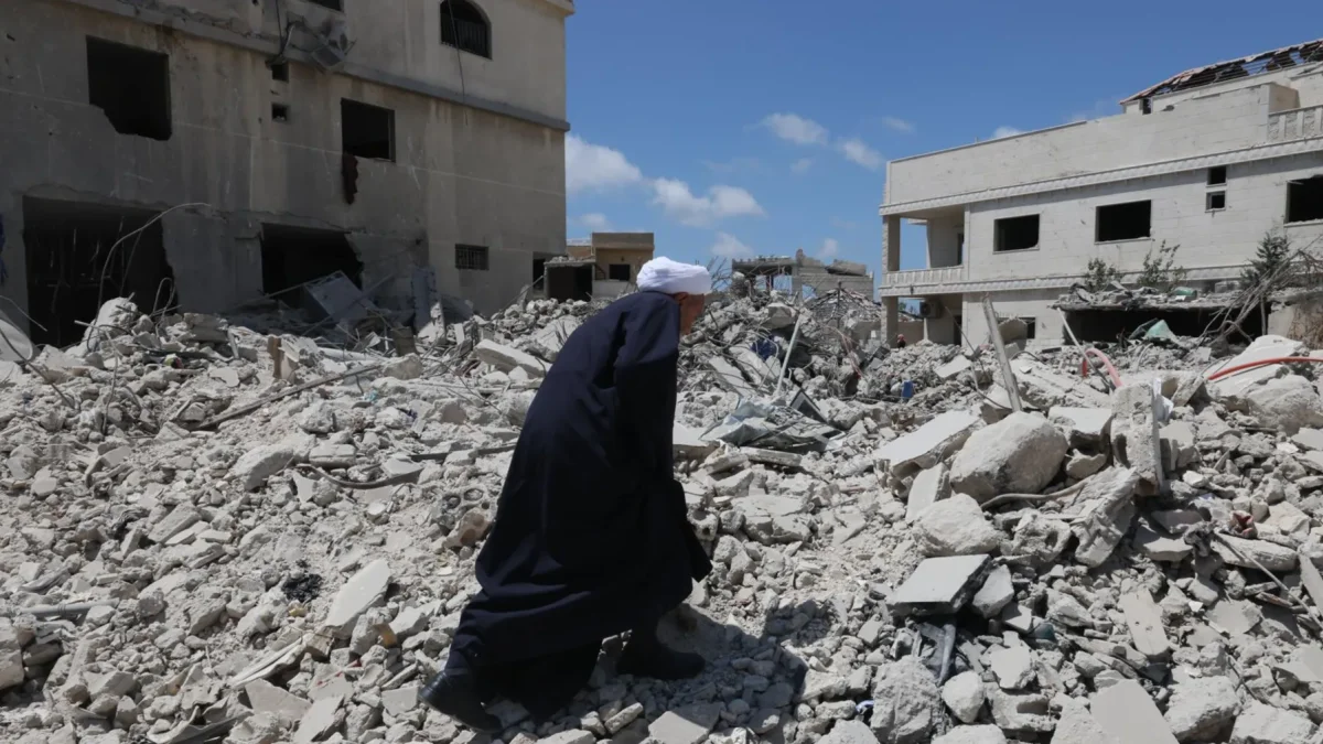 Un hombre que ha regresado a su pueblo camina sobre los escombros de un edificio destruido tras un ataque israelí en el sur del Líbano, el 15 de junio de 2026.