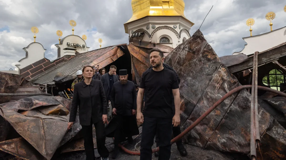 El presidente ucraniano Volodímir Zelenski durante su visita del 15 de junio a la catedral de la Dormición.