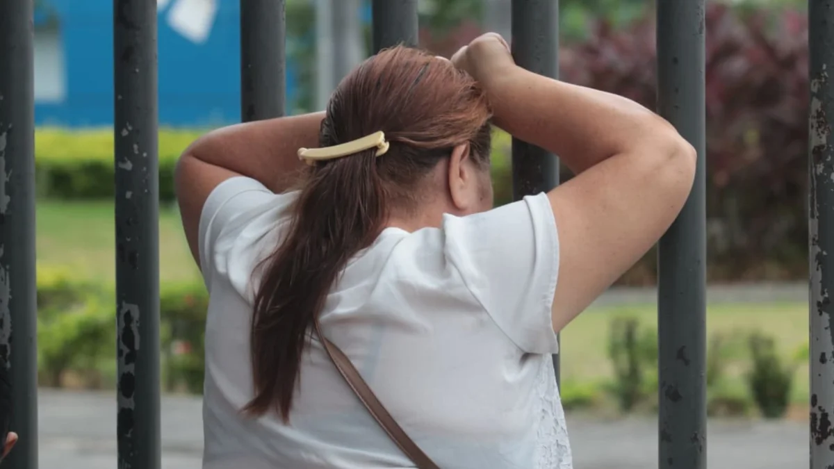 En el centro forense están los familiares de los fallecidos en el choque de una camioneta y un camión, en la vía Guayaquil - Santa Elena.