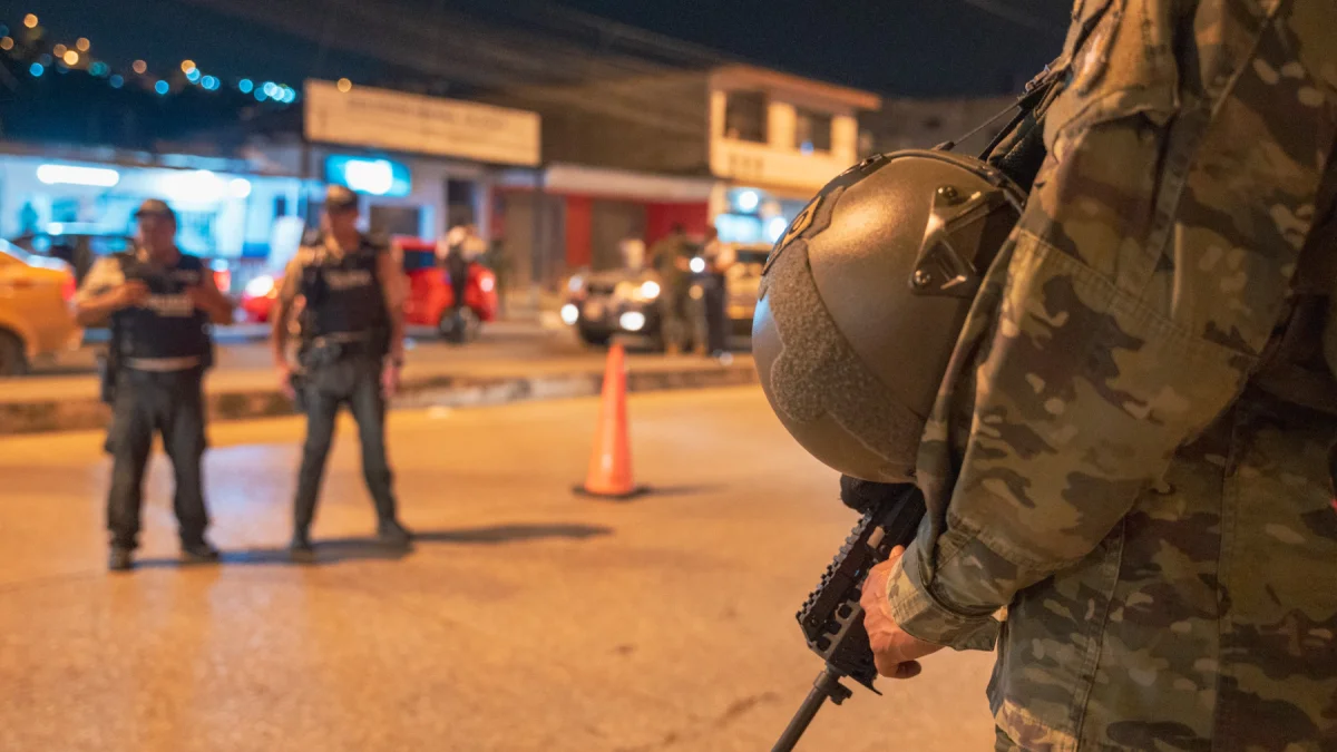 Militares realizan operativos de control durante el estado de excepción en Ecuador.
