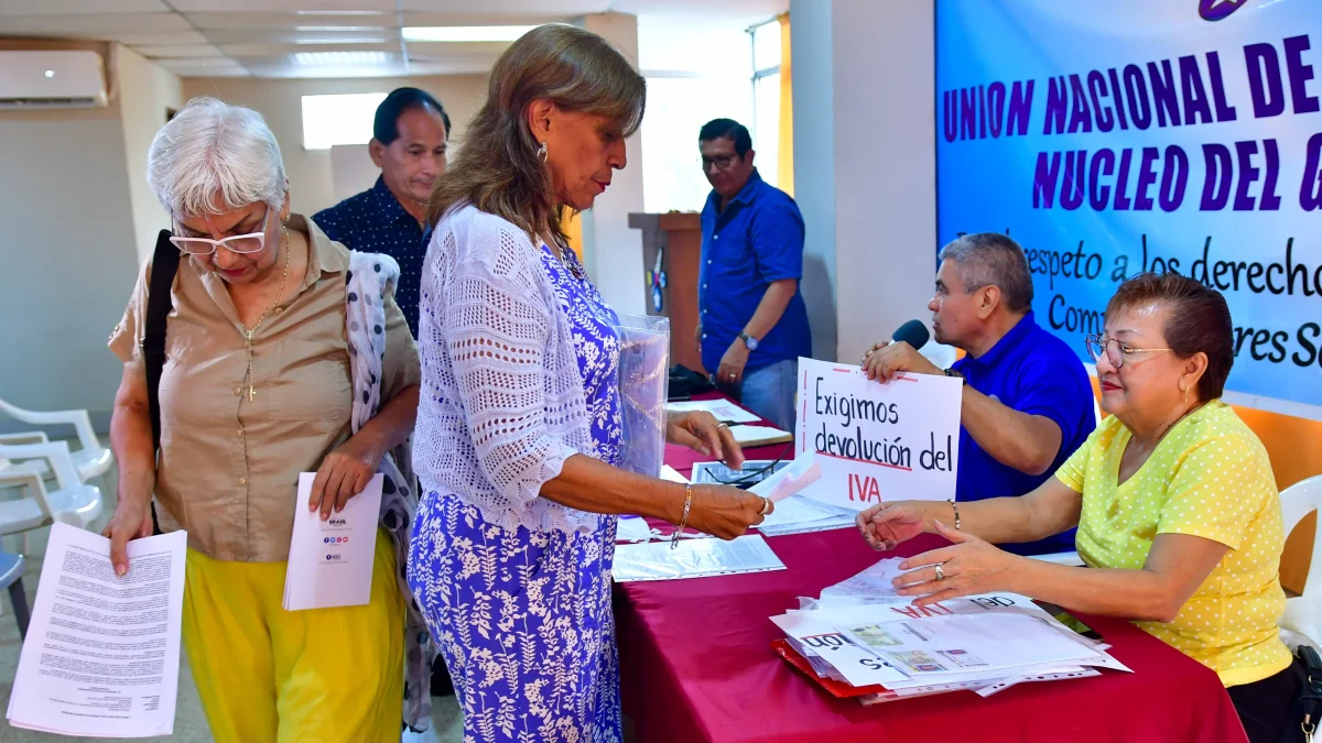Una de las reuniones que tuvieron los adultos mayores y personas con discapacidad para demostrar que hay atraso en la devolución del IVA.