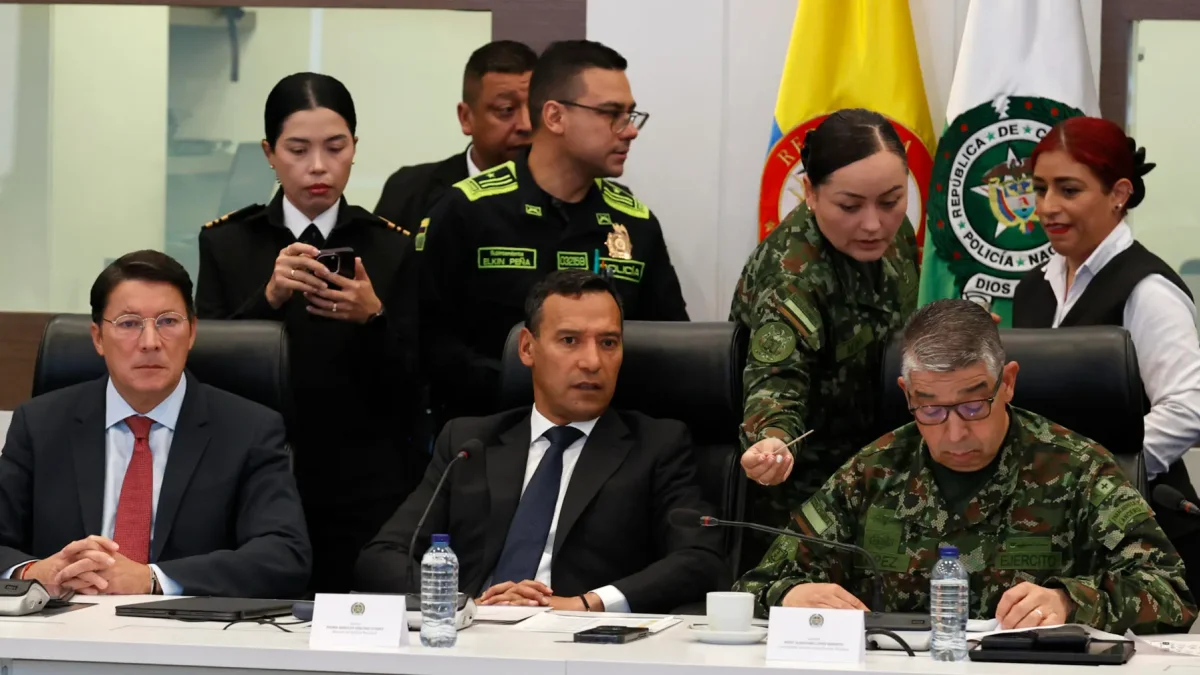 El registrador Nacional del Estado Civil, Hernán Penagos (i), el ministro de Defensa de Colombia, Pedro Sánchez (c), y el comandante general de las Fuerzas Militares de Colombia, Hugo López Barreto.