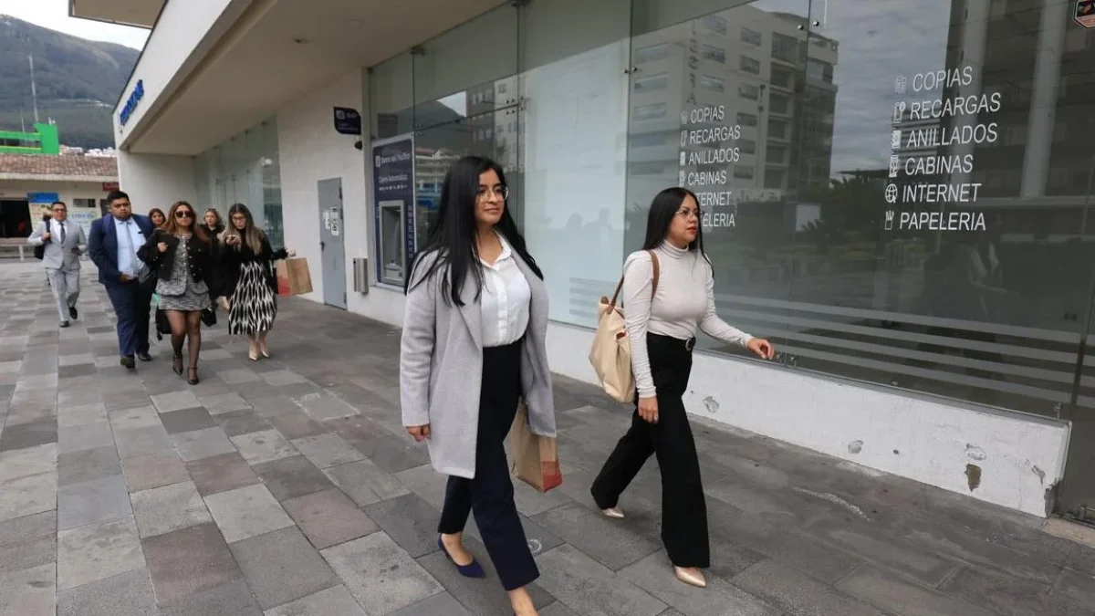 Daniela Burgos (i), abogada de los hermanos del alcalde de Guayaquil, Aquiles Álvarez, llegó junto a otros representantes legales a la diligencia del caso Goleada en Quito.