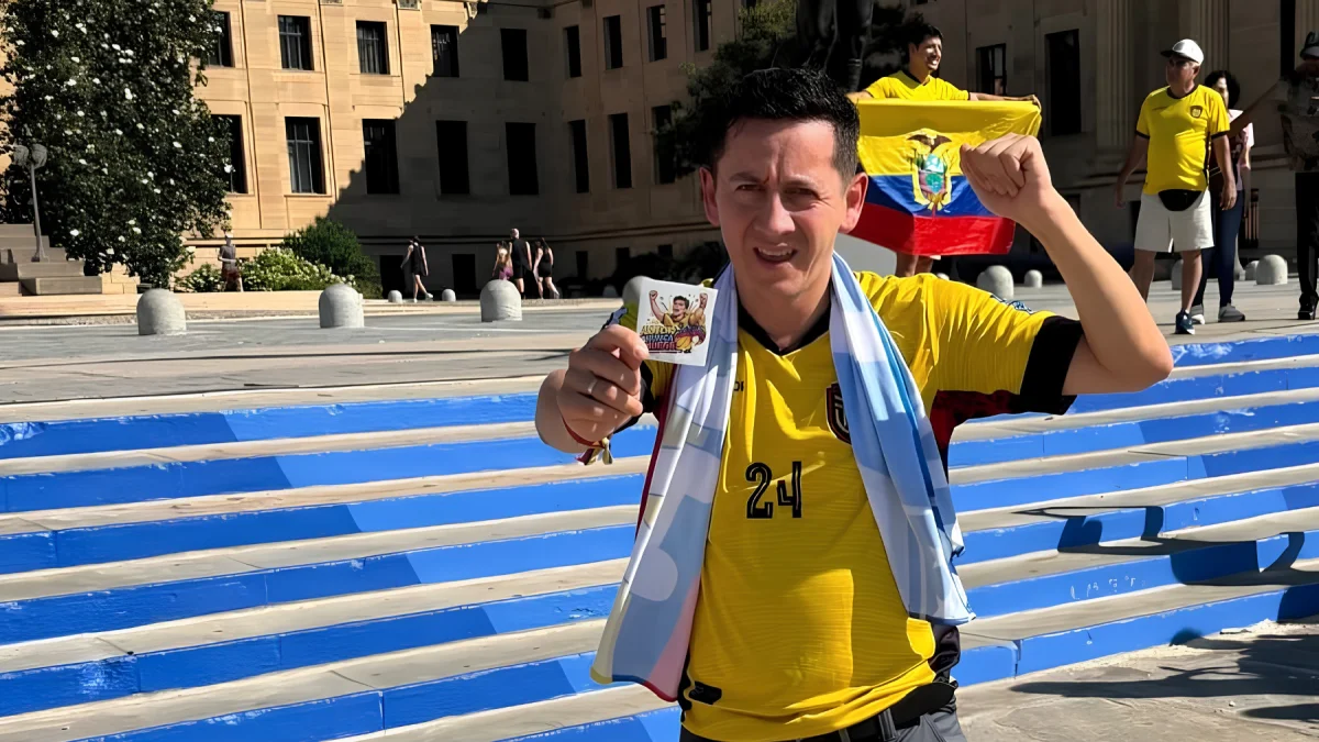 Gigio Benavides celebra en Estados Unidos con la camiseta amarilla y una bufanda celeste como recuerdo del Mundial.