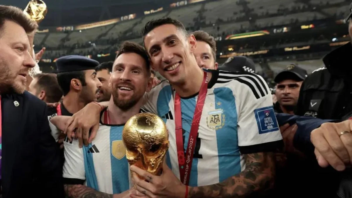 Ángel Di María (d) junto a Lionel Messi, tras quedar campeón con Argentina en Qatar 2022.
