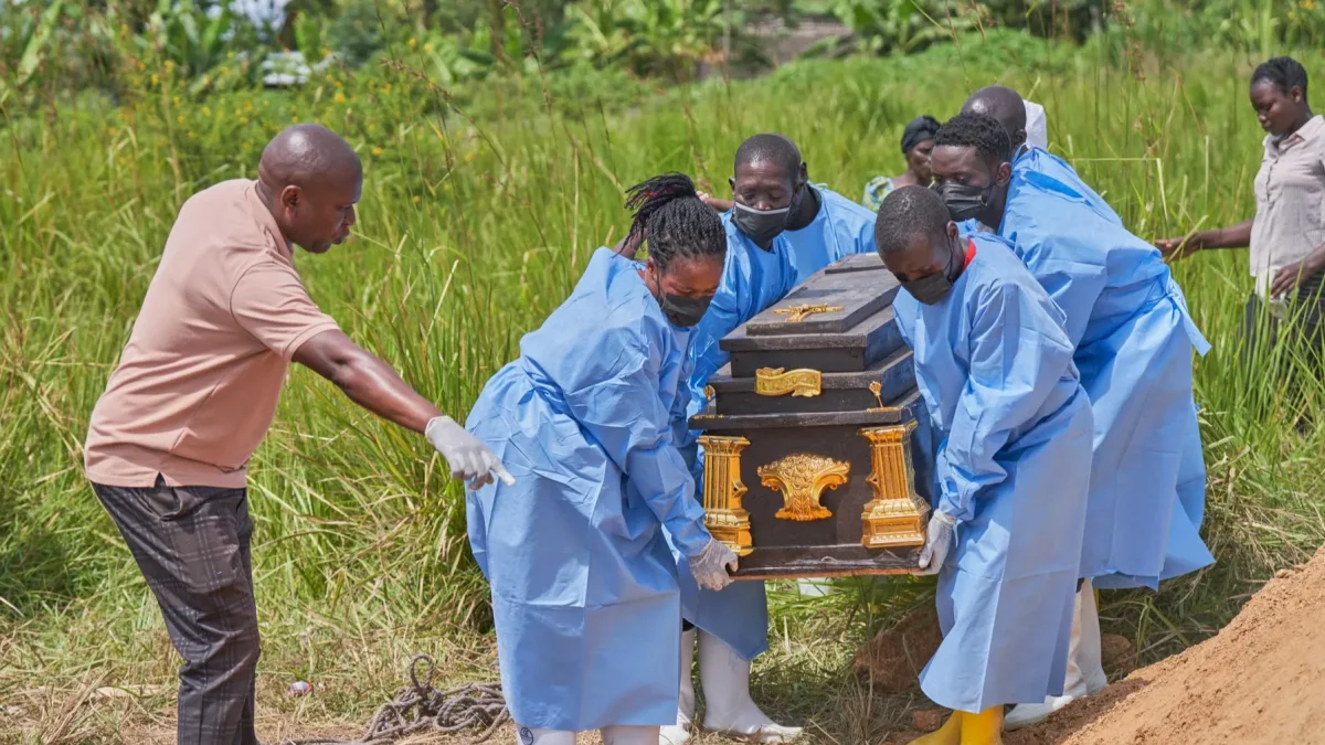 El ataúd de una víctima del ébola es llevado a una tumba en Rwanpara, Ituri, República Democrática del Congo, el 9 de junio de 2026.