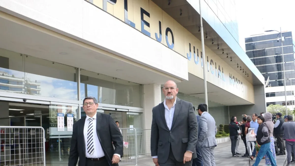 Julio Cueva e parte de la defensa del alcalde Guayaquil Aquiles Álvarez en el caso Goleada.