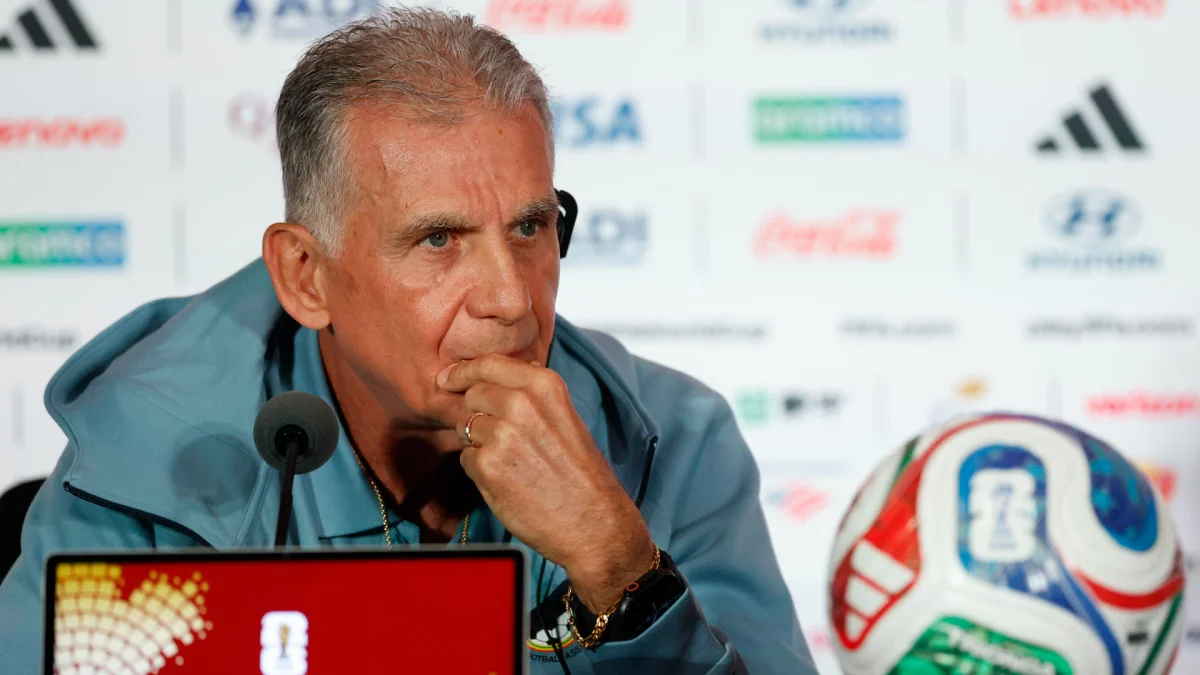 El seleccionador de Ghana, Carlos Queiroz, habla en una rueda de prensa del Mundial 2026. El español tenía restricciones como idioma a usar.