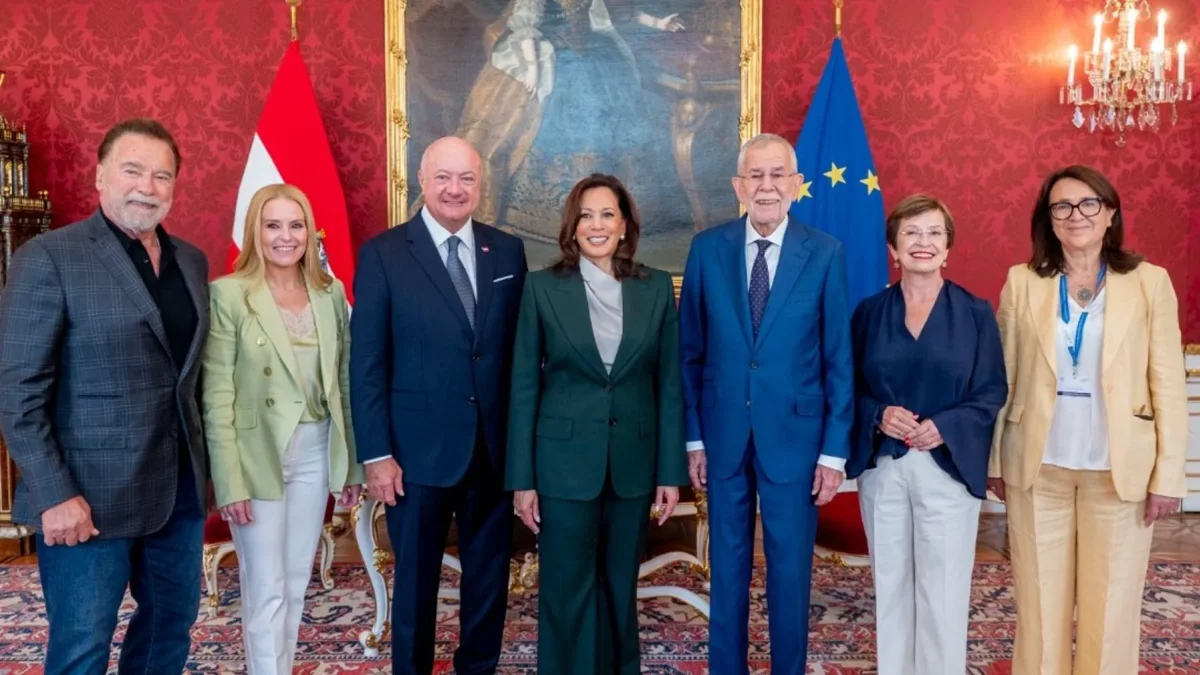 La exvicepresidenta demócrata Kamala Harris (c), posa junto al presidente austríaco, Alexander Van der Bellen (3d) y el actor y exgobernador republicano de California Arnold Schwarzenegger (i).