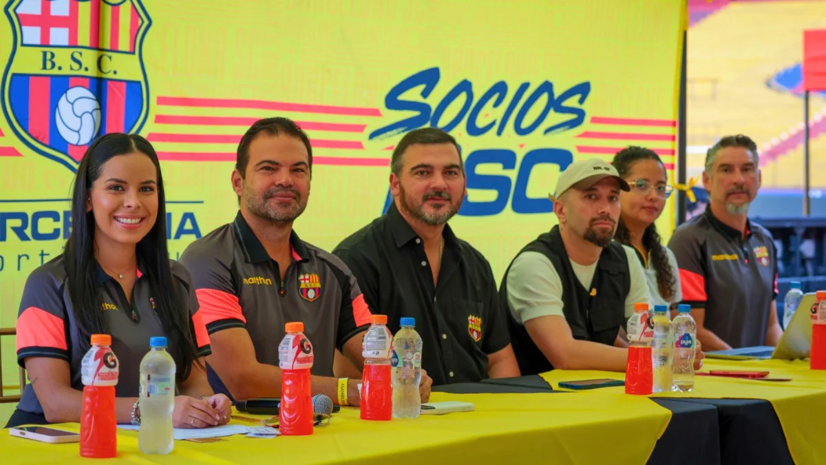 La dirigencia de Barcelona SC, presidida por Antonio Álvarez (c), en la asamblea del 13 de junio.