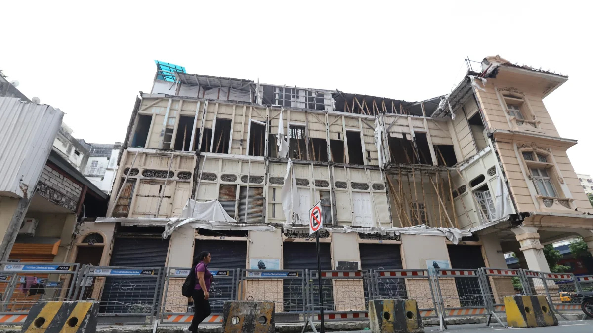 Casa Tola. La vivienda ha tenido varios episodios de colapsos parciales. Desde la calle se observa el interior de la estructura.
