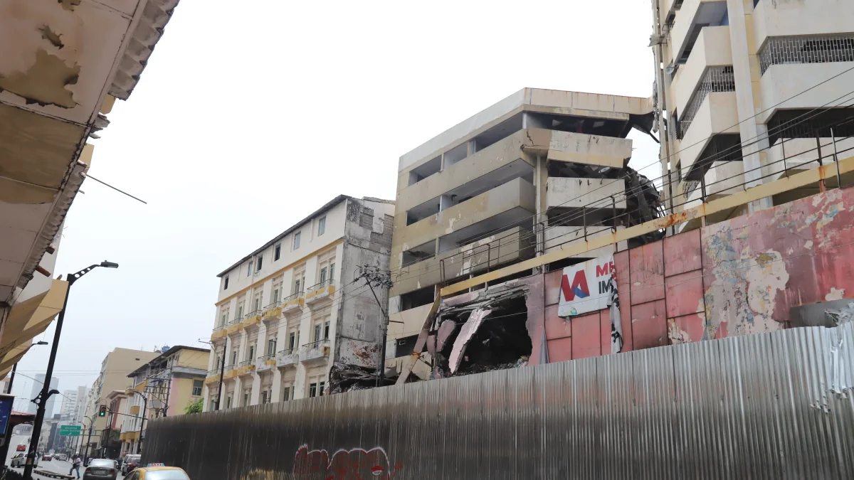 Edificio Santiago Noziglia. Por su cercanía con el Multicomercio sufrió daños en su estructura, la cual quedó resentida.
