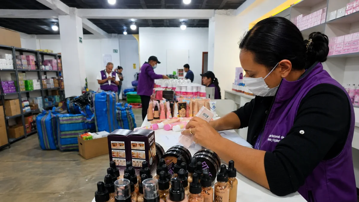 Referencia. Arcsa decomisó 683 productos sin registro sanitario durante operativos realizados en cuatro locales del sector Martha Bucaram, en el sur de Quito.
