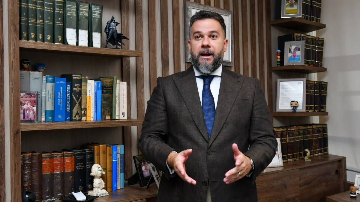 Rafael Sandoval, experto en negocios fiduciarios y fondos de inversión de ZION, durante la entrevista con EXPRESO.