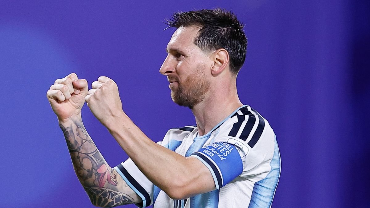 Lionel Messi celebra uno de sus tres goles ante Argelia en una noche que lo acercó a la cima histórica de los goleadores de los Mundiales.