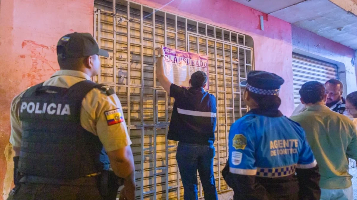 Municipio de Guayaquil clausura dos locales tras operativo nocturno.