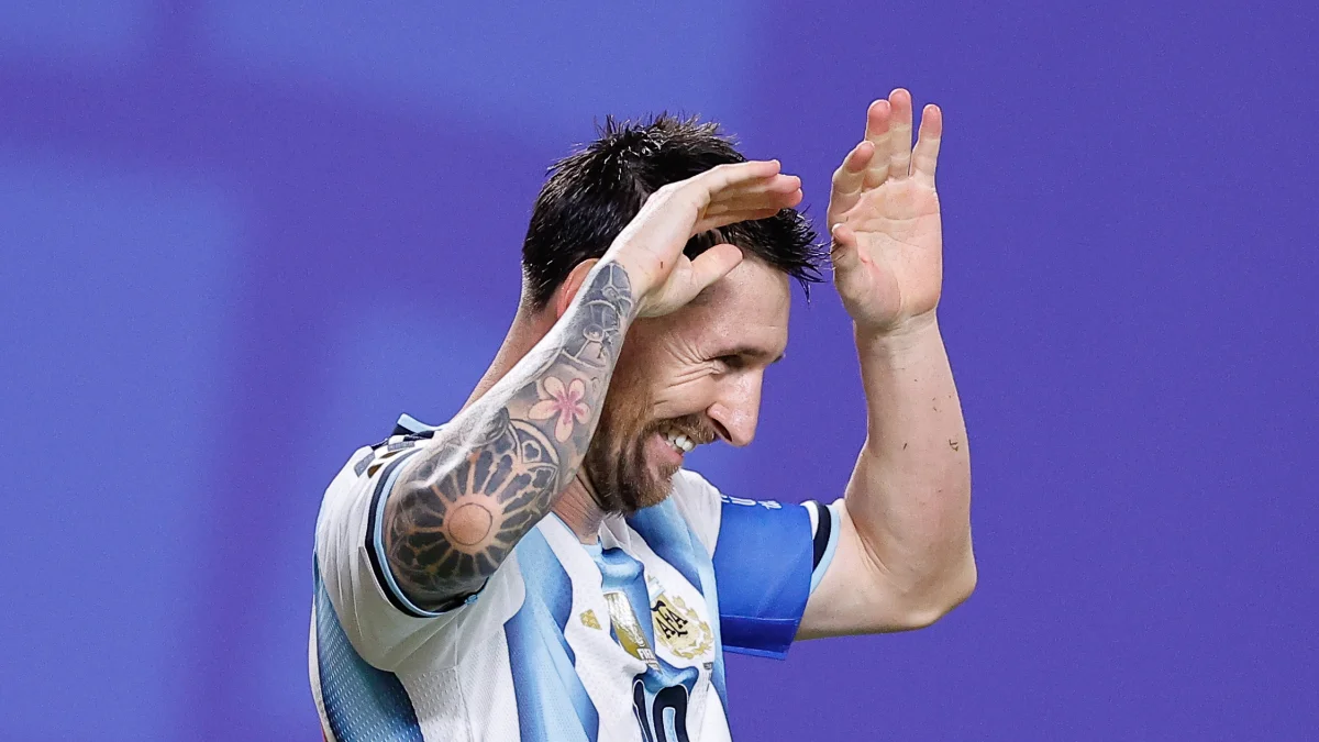 Lionel Messi festeja uno de sus tres goles ante Argelia.