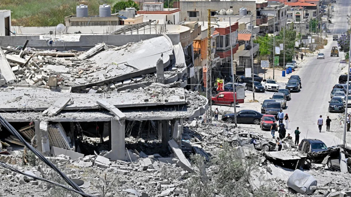 Edificios destruidos y vehículos sepultados tras un bombardeo en Líbano, horas antes de la prevista firma de paz.