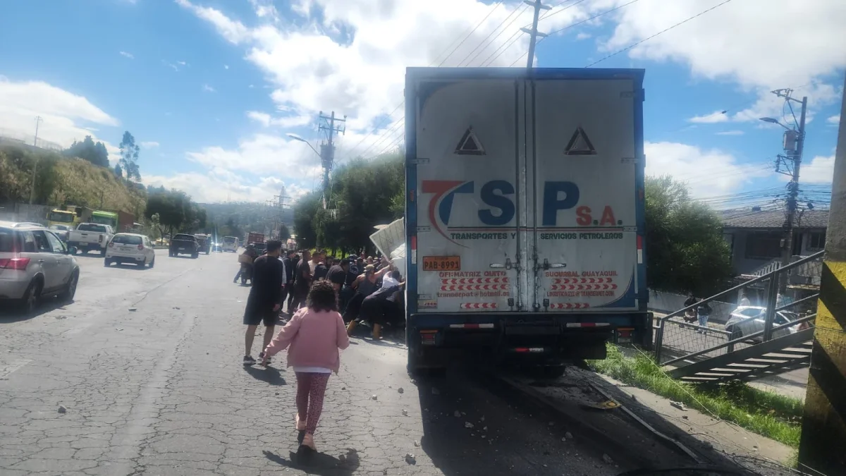 El vehículo pesado se chocó en la avenida Simón Bolívar, cerca de un puente peatonal, en el sector de la Loma de Puengasí.