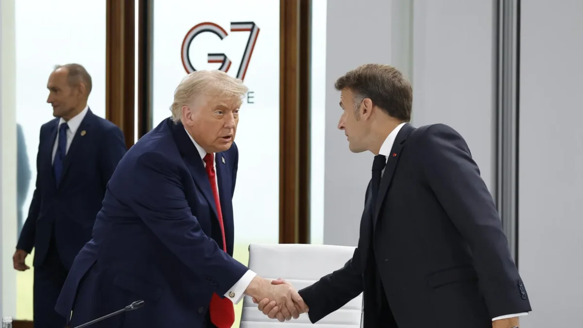 El presidente de EE.UU., Donald J. Trump (i) y el presidente francés, Emmanuel Macron (d) durante la cumbre del G7 en Evian-les-Bains, Francia, el 17 de junio de 2026.