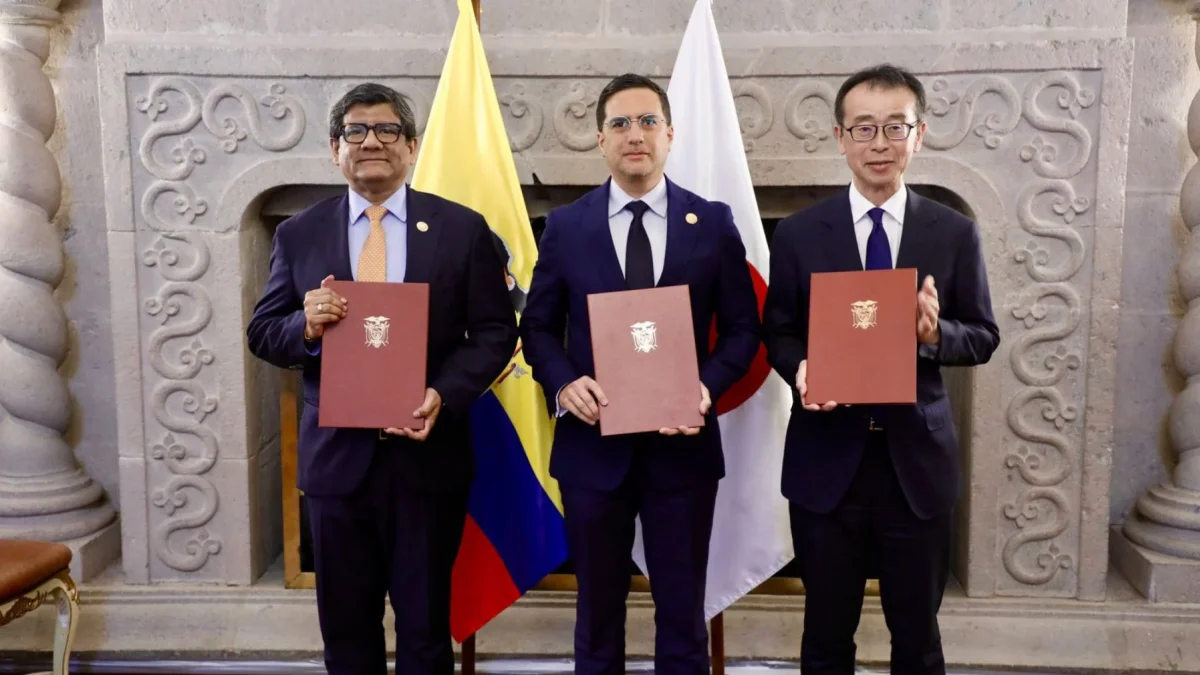 El ministro de Producción, Comercio Exterior e Inversiones, Luis Alberto Jaramillo, y el embajador del Japón en Ecuador, Horiuchi Toshihiko, suscribieron el memorando.