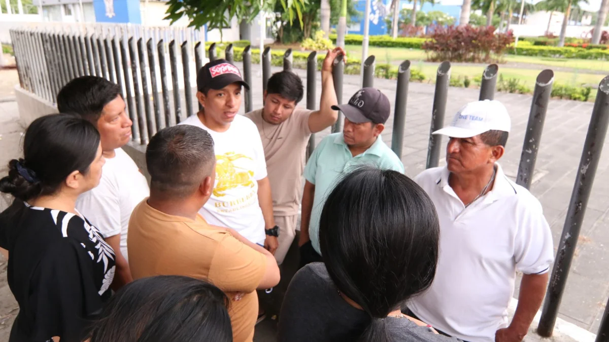 Las afueras de la morgue ha sido el lugar de concentración de los familiares de las víctimas de este siniestro vial, que esperan que se identifique a los cadáveres.