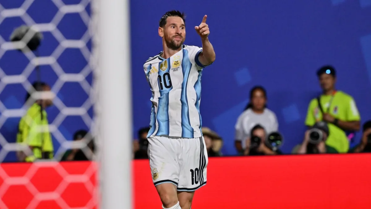 Lionel Messi festeja uno de sus goles contra Argelia.