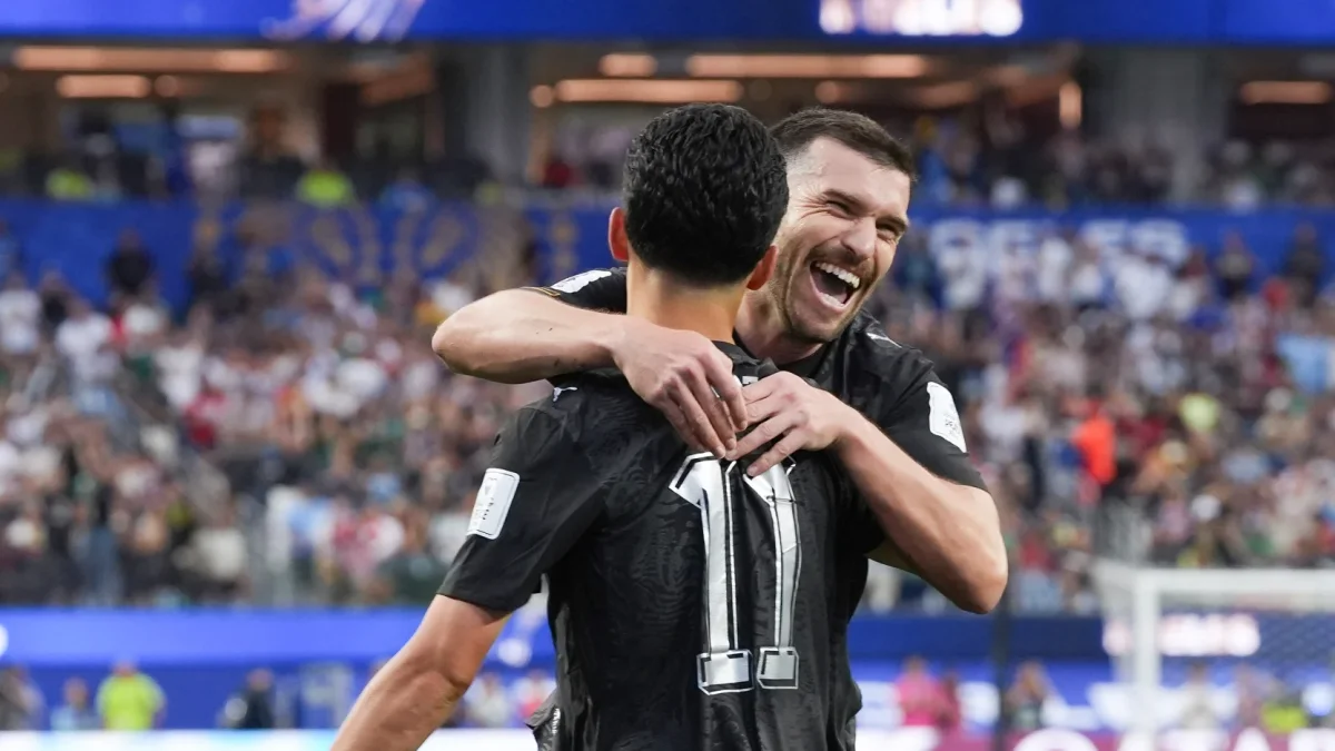 Elijah Just (c-adelante) y Tim Payne de Nueva Zelanda celebran un gol este lunes, durante un partido del grupo G.
