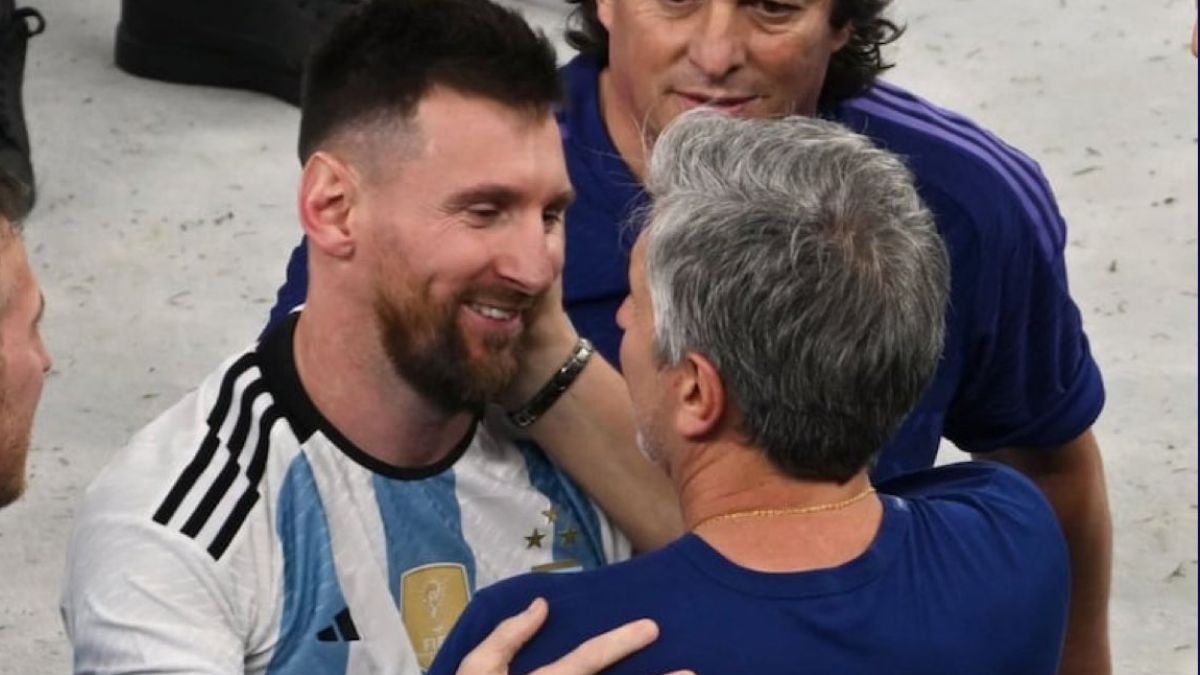 Jorge Messi acompaña a Lionel Messi en momentos clave de su carrera deportiva y personal.