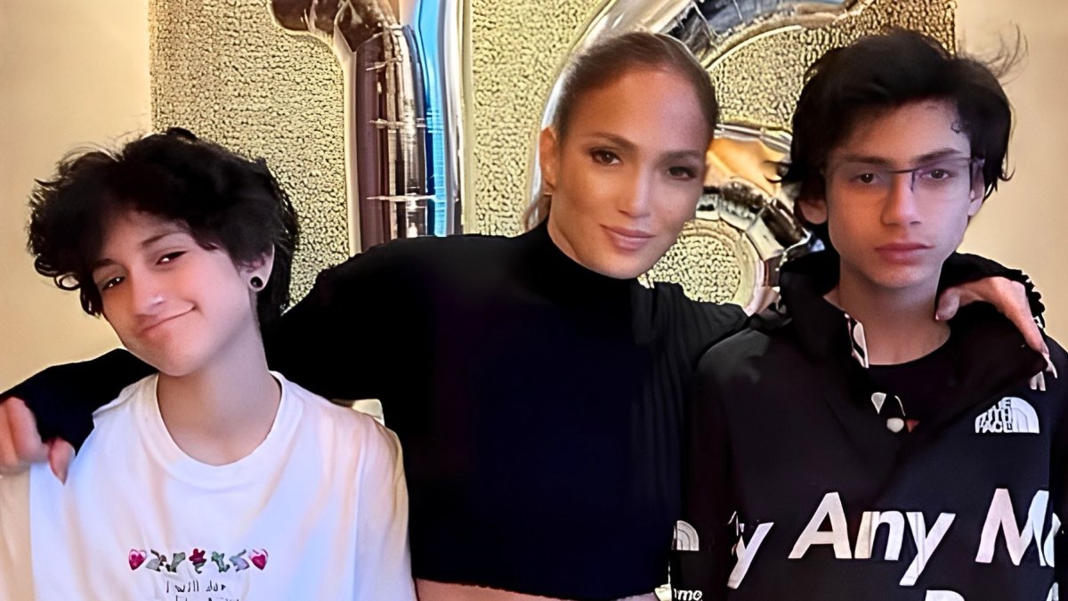 Jennifer Lopez junto a sus hijos.