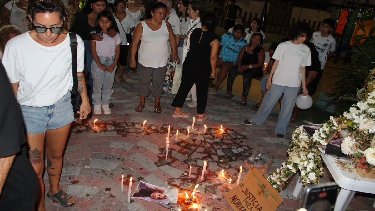 Los homenajes a Monika Silva en Montañita continúan. Amigos y activistas exigen que se aceleren las investigaciones sobre su muerte.