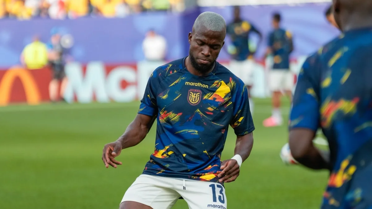 Enner Valencia en el calentamiento de Ecuador ante Costa de Marfil.
