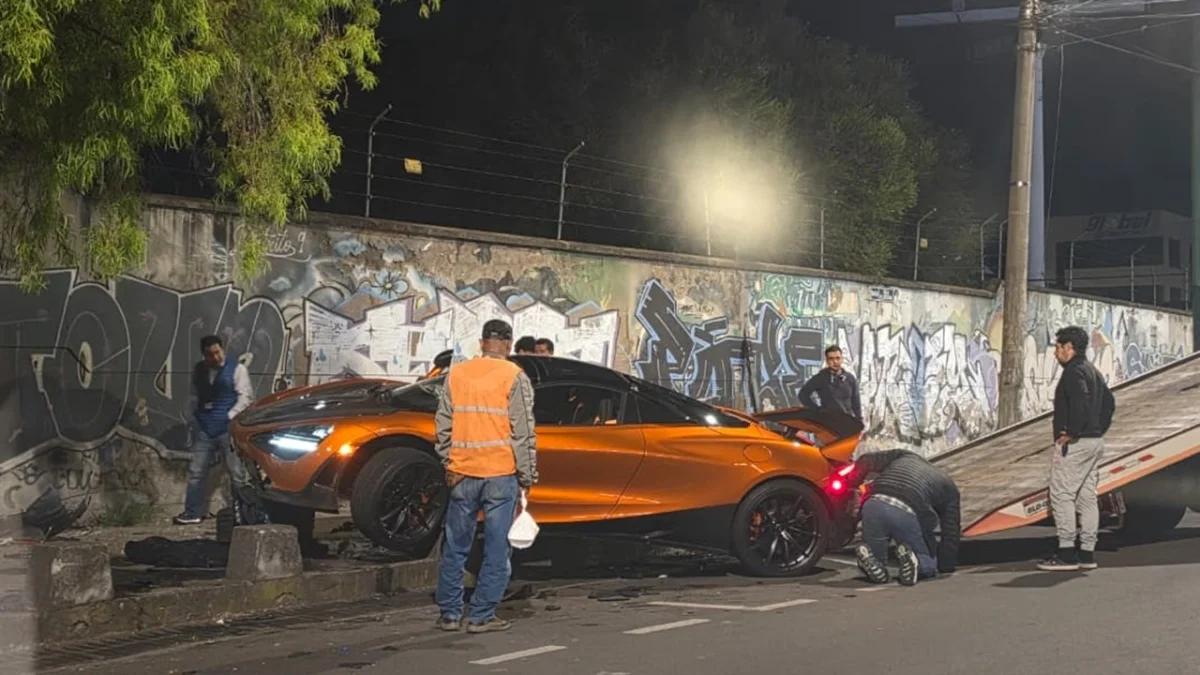 El exclusivo deportivo de alta gama McLaren 720S Spider, de color anaranjado, sufrió daños severos en su carrocería frontal tras perder pista en el norte de la capital.