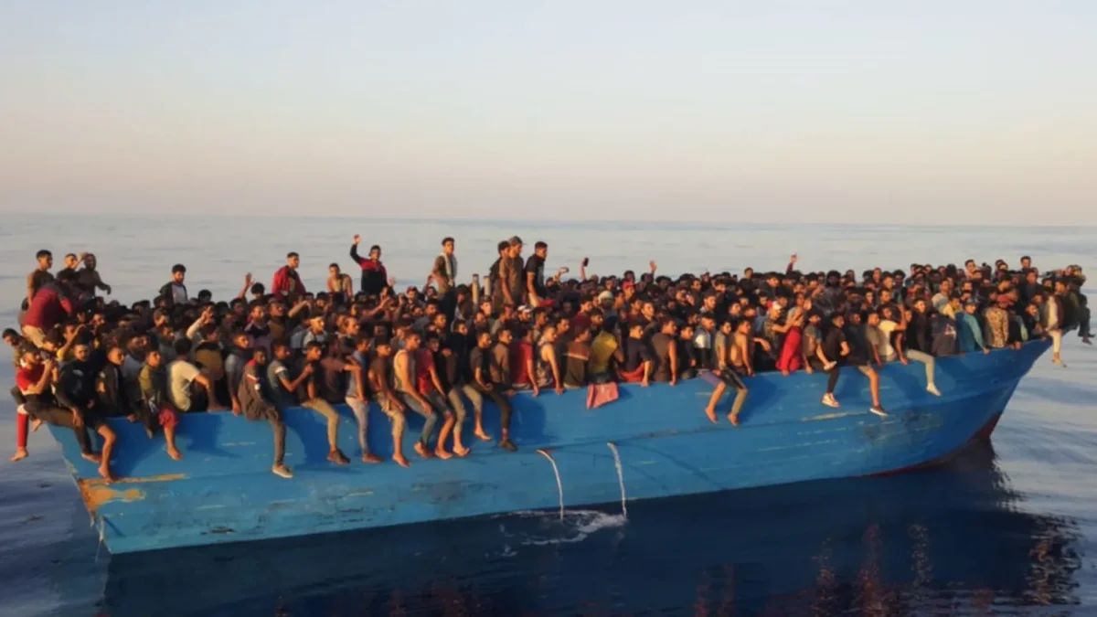 Un barco con migrantes en aguas cercanas a la isla italiana de Lampedusa.