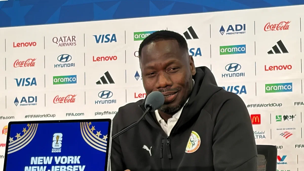 El seleccionador de Senegal, Pape Thiaw, habla en una rueda de prensa en New Jersey.