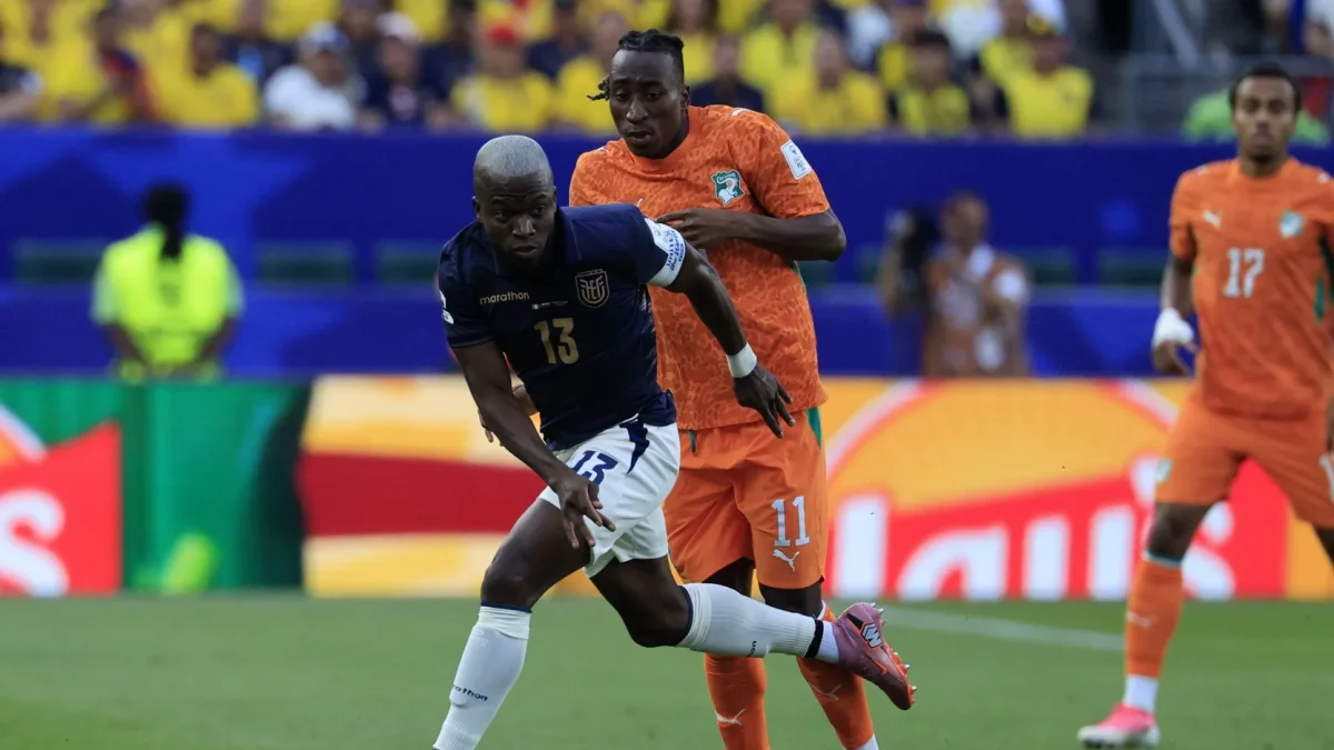 Enner Valencia intenta avanzar ante la marca de Yan Diomande durante el debut de Ecuador frente a Costa de Marfil en el Mundial 2026.
