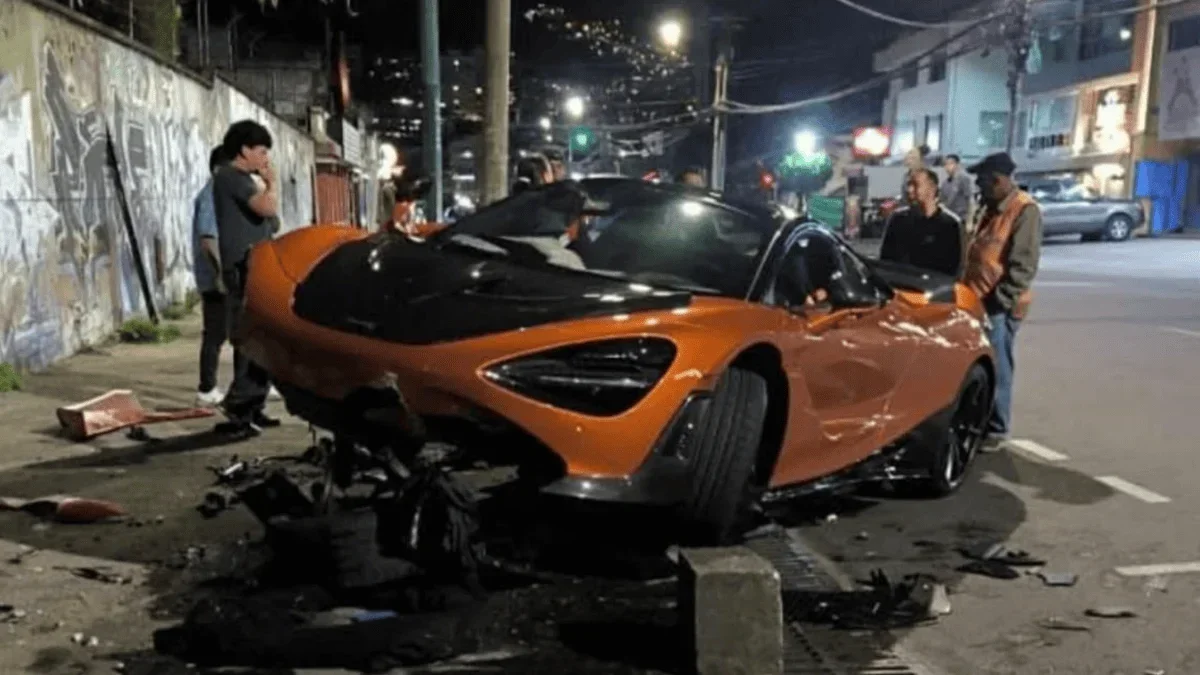El McLaren terminó sobre la vereda tras impactar una barrera de concreto en el norte de Quito; el vehículo sufrió daños.
