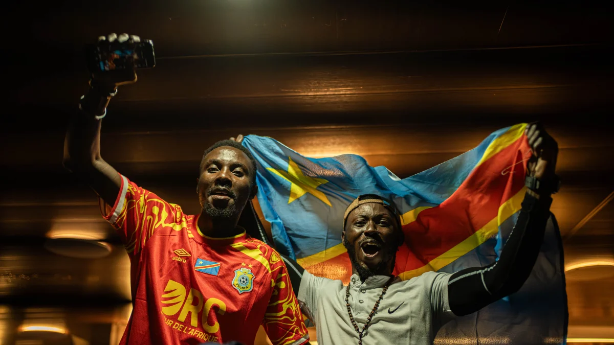 Aficionados congoleños al fútbol se reúnen para ver la transmisión del partido Portugal vs República Democrática del Congo en una Fan Zone.