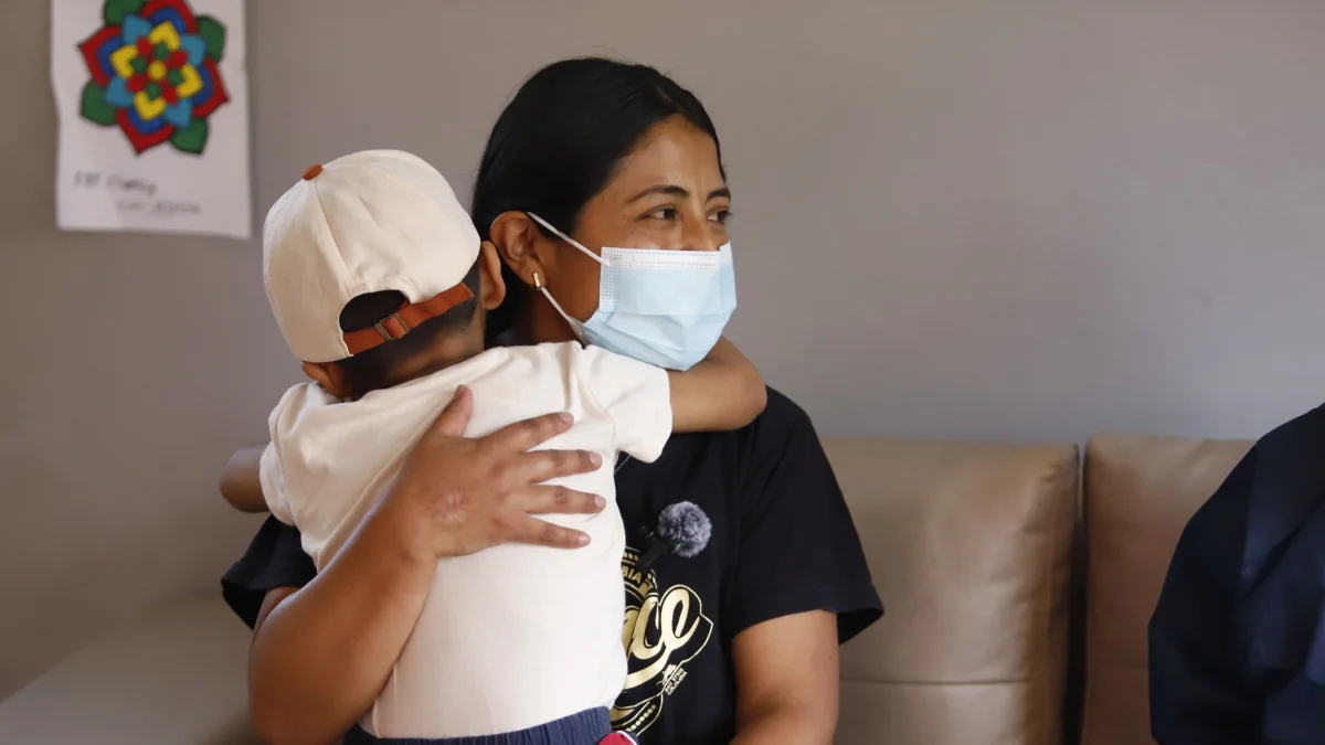 Adriana dejó de trabajar para dedicarse a su hijo. También debe ser su maestra, pues él no puede ir a la escuela.