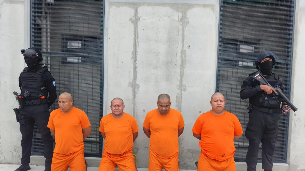 Alias Sampayo y tres policías ingresan a cárcel de máxima seguridad en Santa Elena.
