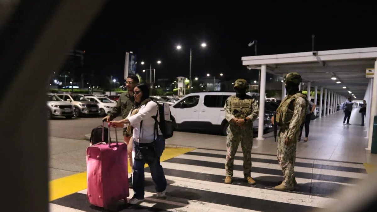 Área de parqueaderos y zona de taxis del Aeropuerto Internacional José Joaquín de Olmedo, en Guayaquil, donde se registró la balacera la tarde del miércoles 17 de junio de 2026